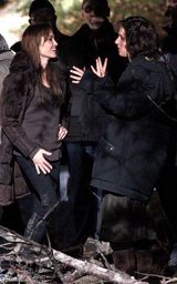 组图：朱莉匈牙利拍导演处女作 皮特随行献吻秀恩爱