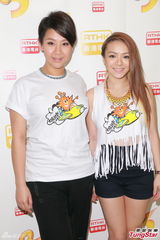 组图：胡夏渴望演赛车手 郑欣宜否认与老外激吻