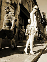 组图：童瑶蒙特利尔街拍  再度延续自然森女风