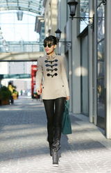 组图：韩丹彤秋日风衣街拍秀时尚气质