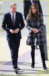 组图：威廉王子夫妇手势默契 凯特孕肚笑容灿烂