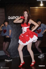 组图：安心亚彩排舞蹈大秀性感舞姿