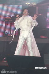 组图：萧敬腾唱《black or white》 向杰克逊致敬