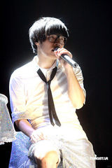 幻灯：卢广仲香港个唱尾场落幕 出席庆功宴兴奋难掩