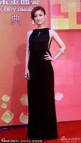 组图：李娅莎黑色长裙秀裸背 入围台语歌手奖