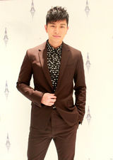 组图：贾乃亮空降无锡引粉丝围观 笑容显腼腆