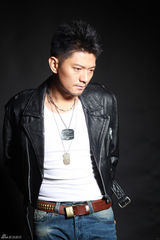 组图：彭博气质写真轻熟男太掳心