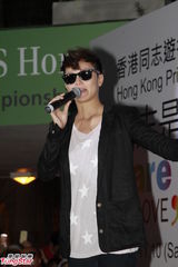 组图：何韵诗参与同志游行 父母支持下出柜