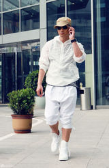 高清组图：何晟铭街拍LOOK 白色运动装束休闲范