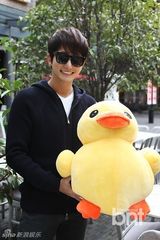 组图：韩星朴施厚抱玩偶街头卖萌开心似孩童