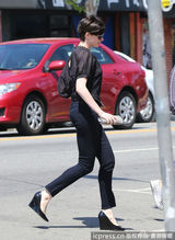 组图：安妮-海瑟薇露香肩购物 墨镜遮脸星范足