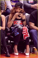 组图：蕾哈娜亮相球赛 应援装露乳沟活力四射