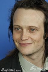 《除了我们还有谁》发布会 男星迪赫英伦范十足