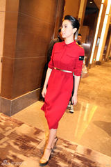 组图：高圆圆硬气军装风时髦耍酷两不误