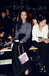 组图：吴佩慈戴兔耳看秀 扮相清新可爱