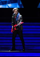 组图：群星献唱中歌榜 韩庚潘玮柏劲歌热舞