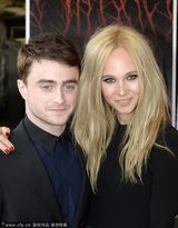 组图：《犄角》首映 哈利波特丹尼尔人气爆棚