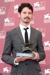 组图：经典单元发布会 克林格获最佳纪录片奖