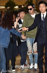 组图：李敏镐现身首尔机场剪烂裤子露膝盖