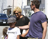 高清组图：休-杰克曼全家出行 金刚狼帅气依旧