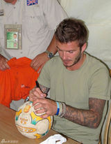 幻灯：贝克汉姆探望驻阿富汗英军 签名有求必应