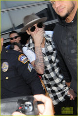 组图：比伯再添脑残事 机场被拘释放吐舌扮无辜