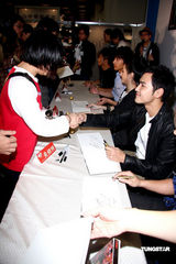 幻灯图：阮经天赵又廷书展上为《艋舺》造势