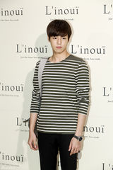 独家高清：张根硕撑品牌活动 少女时代允儿清纯