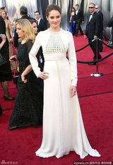 高清组图：奥斯卡红毯谢琳-伍德蕾白色礼服端庄