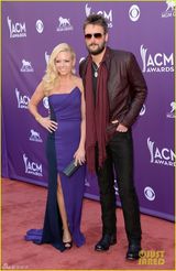 组图：米兰达笑傲乡村奖 泰勒携帅大叔献唱