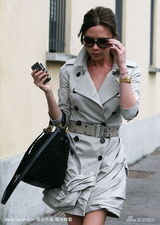 幻灯图集：小贝夫妇米兰购物 维多利亚秀美腿