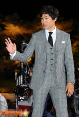 组图：刘俊相亮相大钟红毯 格纹西装雅痞范