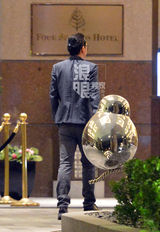 独家：潘粤明美女吃饭热聊 董洁与陌生男同回京