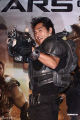 组图：蓝正龙穿铠甲做代言 为新戏勤健身练腹肌