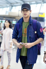 高清组图：金秀贤亮相机场休闲潮装如走T台