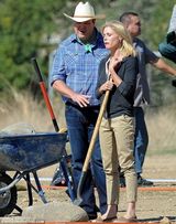 组图：《摩登家庭》片场 克莱尔抹泪被安慰