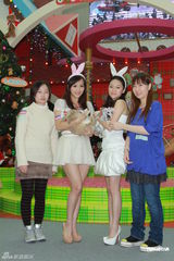 组图：陈静与Liz变身兔女郎 补亲跨年之吻