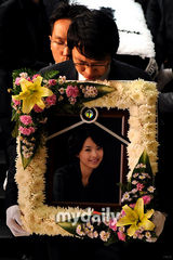 组图：韩自杀主播宋智善出殡 同事送行母亲悲痛欲绝