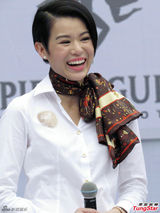 组图：胡杏儿衬衣长裤亮相 全程微笑心情好