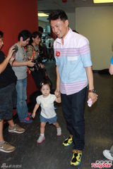 组图：马国明为宣传无惧绯闻 李诗韵秀一字马