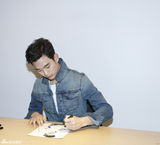 高清图：叫兽金秀贤牛仔大片 休闲范儿秀长腿