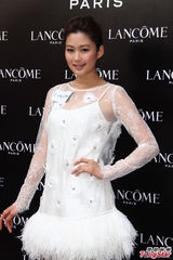 组图：佘诗曼岑丽香白裙同行 称与TVB尚有合约