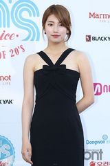 组图：神话李孝利等亮相20代选择颁奖礼蓝地毯