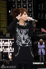 幻灯：杨丞琳为跨年演唱会卖力彩排