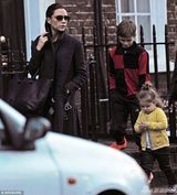 组图：小七嫩脸肉嘟嘟 贝嫂黑衣裹身酷帅出街