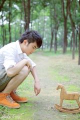 组图：刘孟哲现身森林公园 联袂金浩森打造青春写真