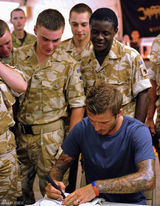 幻灯：贝克汉姆探望驻阿富汗英军 签名有求必应