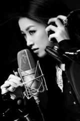 组图：朱珠最新写真化身音乐精灵