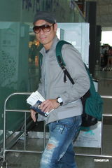 组图：郑秀文许志安携手离港 甜笑否认预支蜜月