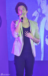 高清图：SS501金亨俊香港会歌迷 劲歌热舞亲密互动